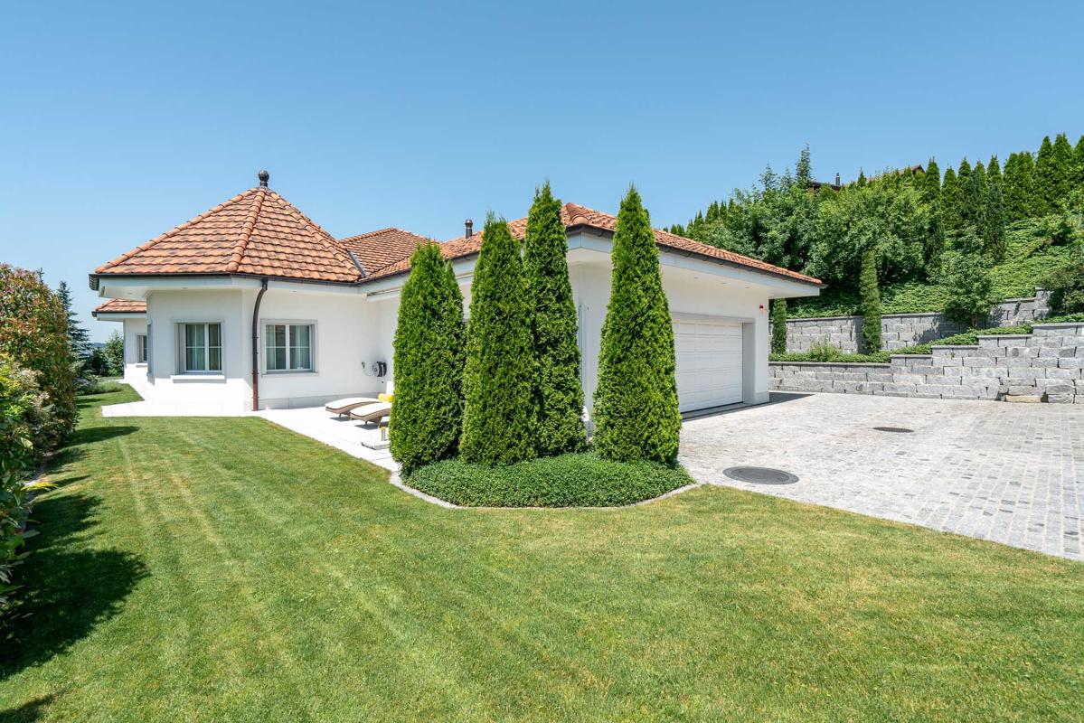 MEDITERRANEAN LIVING SURROUNDED BY NATURE