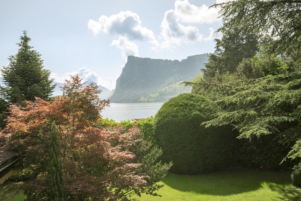 PRESTIGIOUS RESIDENCE WITH LAKE ACCESS