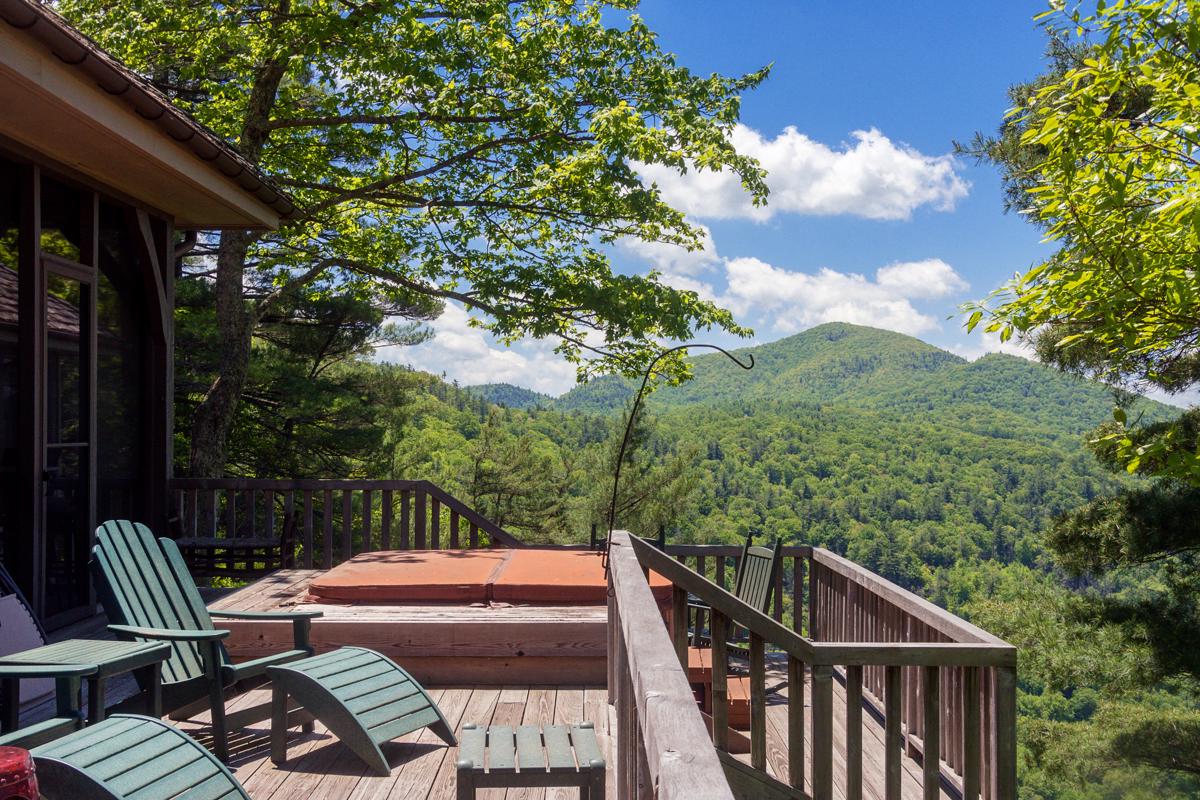 SPACIOUS MOUNTAIN RETREAT WITH MAJESTIC VIEWS North Carolina Luxury