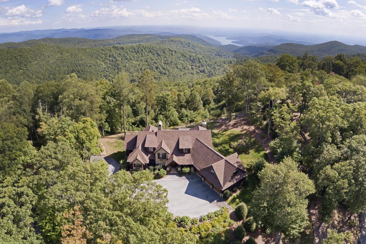 MOUNTAIN RETREAT WITH EXCEPTIONAL VIEWS North Carolina Luxury Homes