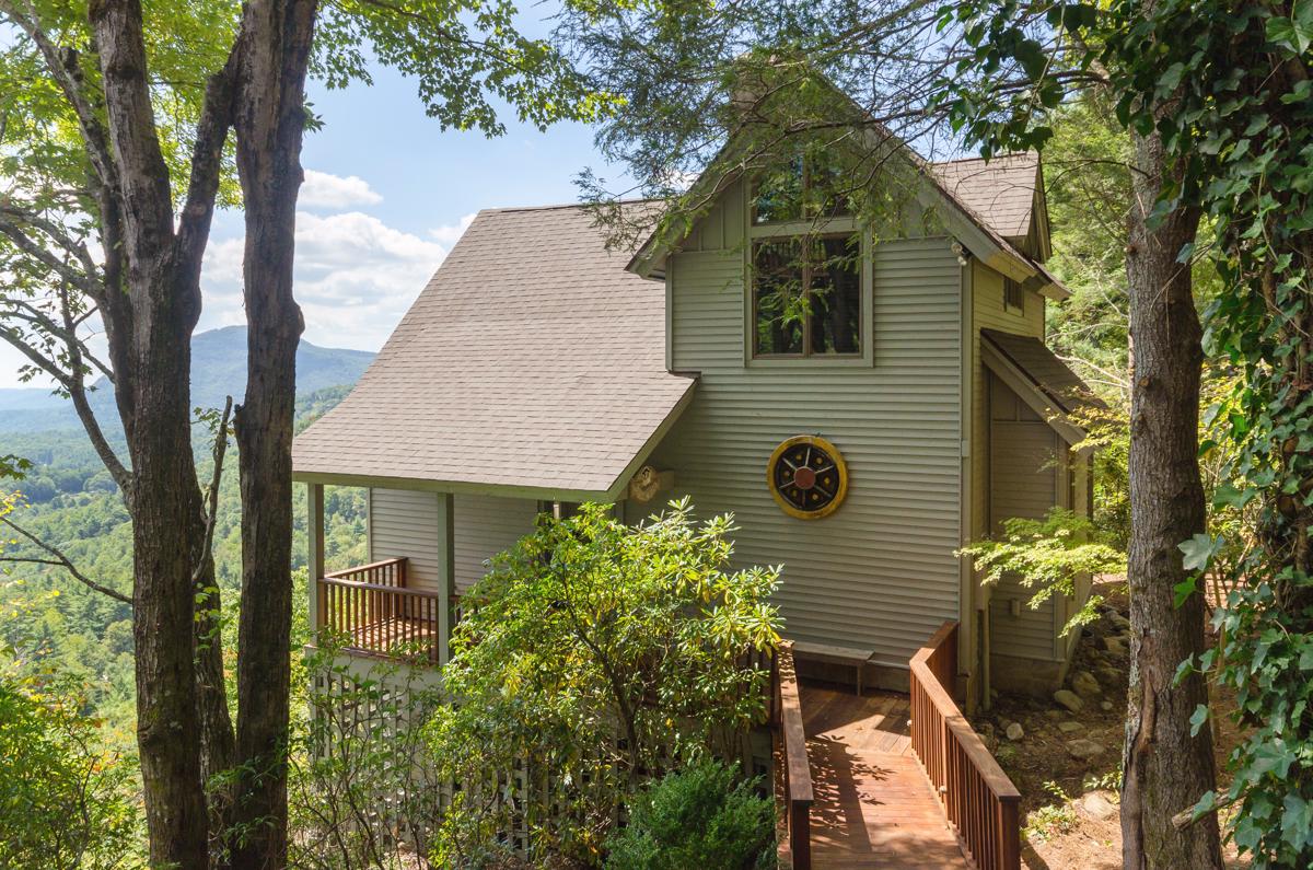 MOUNTAIN RETREAT WITH STUNNING VIEW North Carolina Luxury Homes
