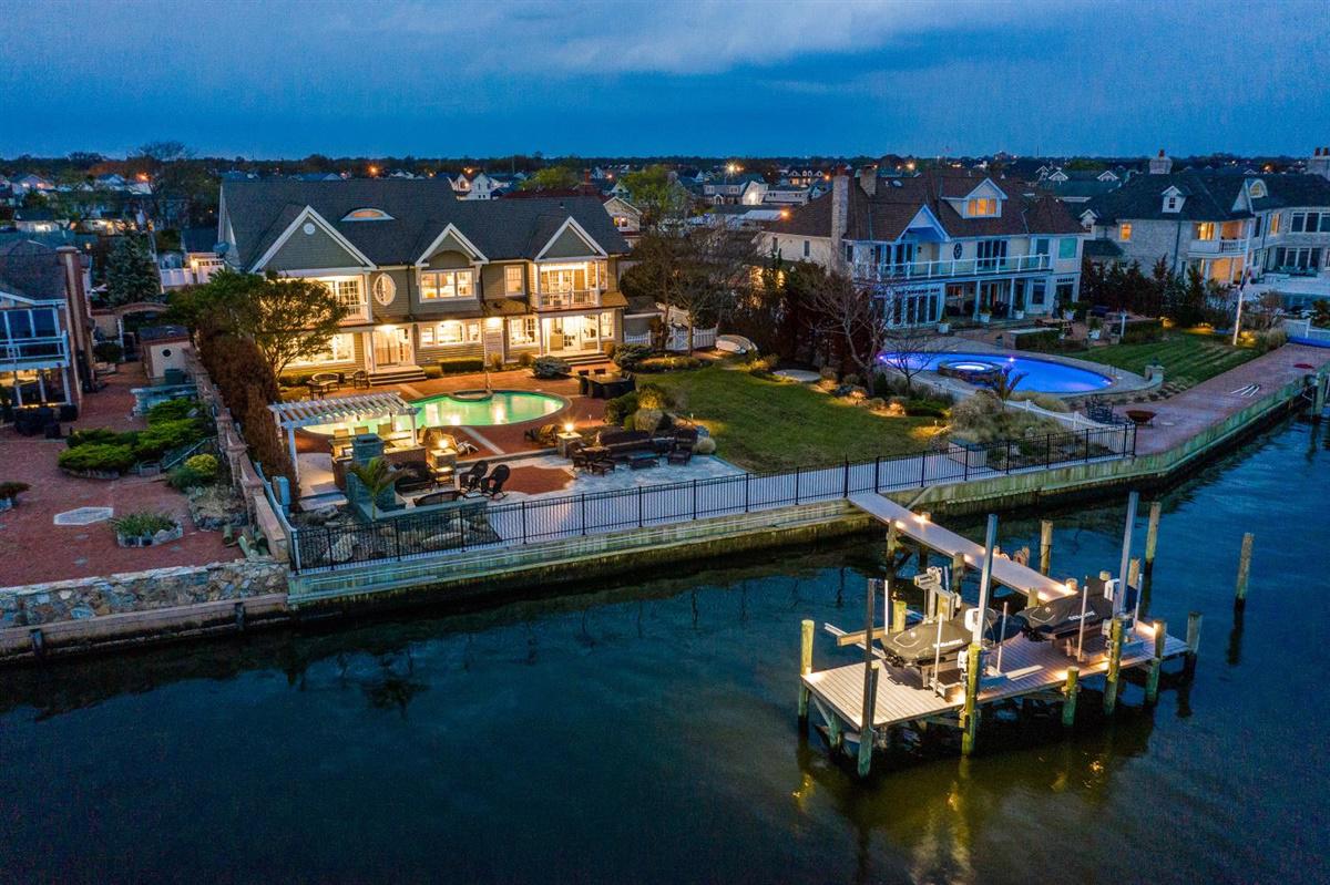 BAY FRONT LIVING AT ITS FINEST New York Luxury Homes Mansions For