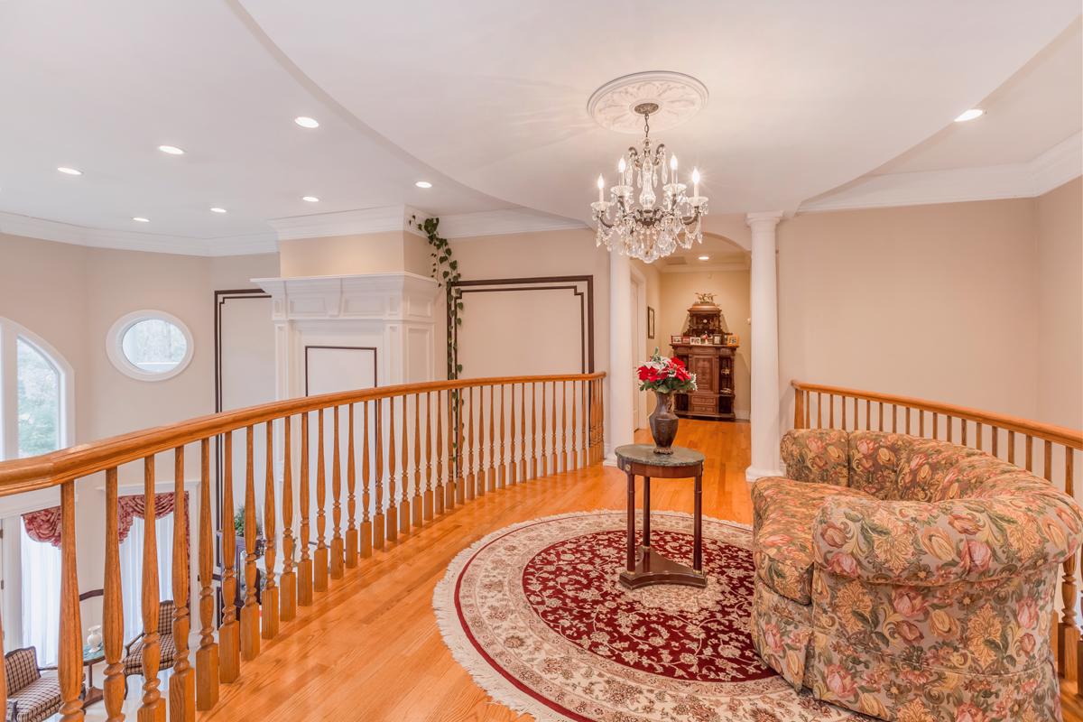 MAGNIFICENT GATED ESTATE ON A PRIVATE ROAD New York Luxury Homes