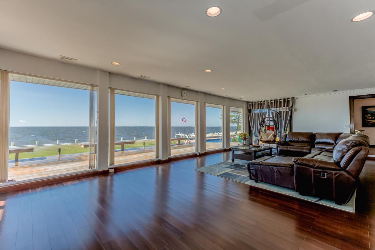 EAST ISLIP IN THE MOORINGSAN AMAZING BAY FRONT LOCATION New York