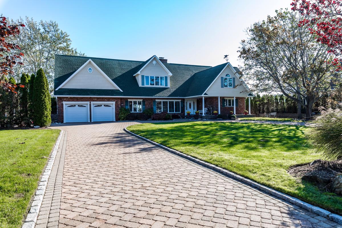 MAGNIFICENT VIEWS OF THE BAY EXPANDED RANCH New York Luxury Homes