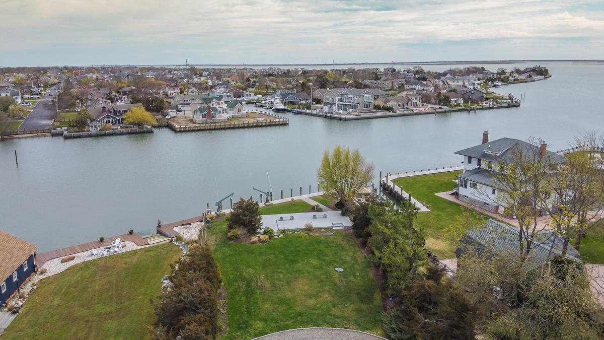 PRISTINE WATERFRONT VICTORIAN COLONIAL New York Luxury Homes