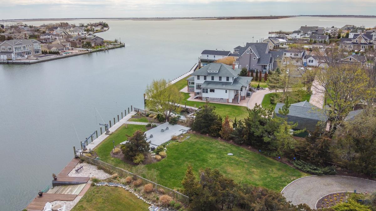 PRISTINE WATERFRONT VICTORIAN COLONIAL ON WIDE NATURAL WATERWAY New