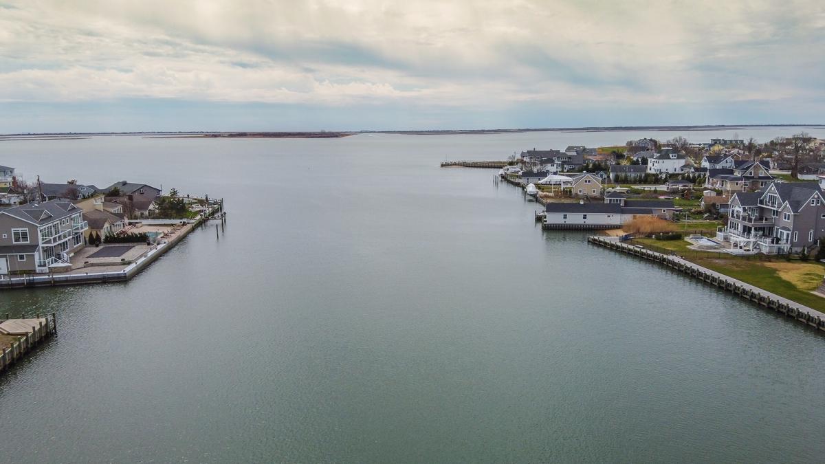 PRISTINE WATERFRONT VICTORIAN COLONIAL New York Luxury Homes