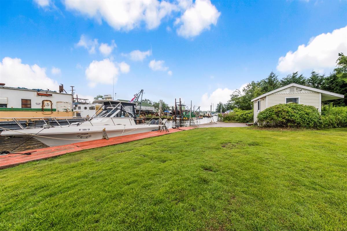 WATERFRONT ESTATE IN SOUTH BAY SHORE New York Luxury Homes Mansions