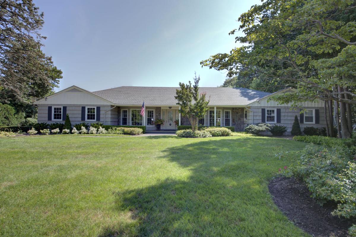 SPRAWLING RANCH ON 0.97 ACRES New York Luxury Homes Mansions For