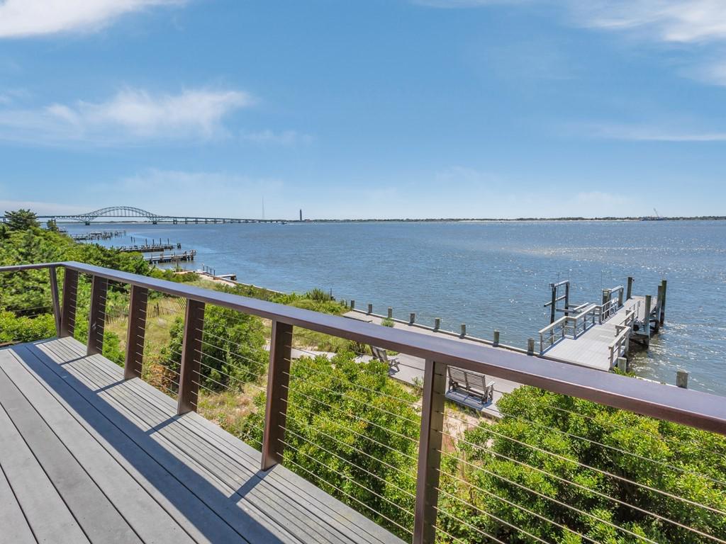 DESIRABLE LOCATION IN OAK BEACH ASSOCIATION New York Luxury Homes