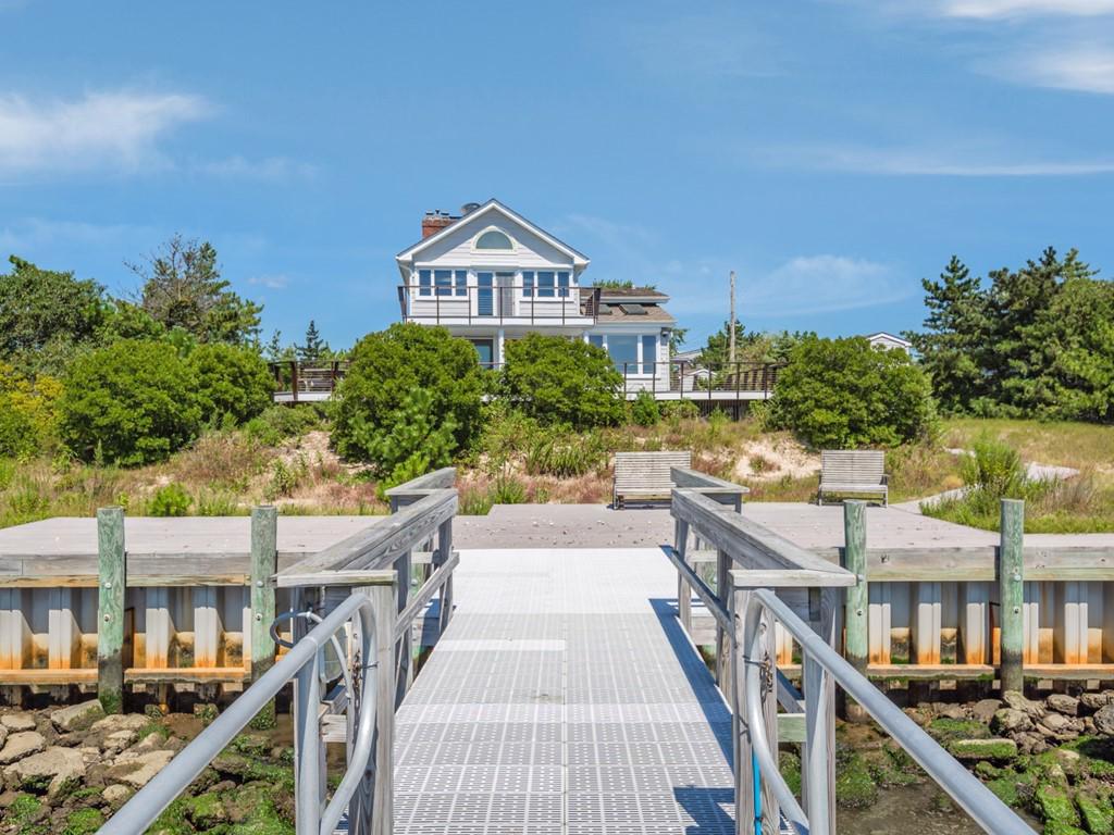 DESIRABLE LOCATION IN OAK BEACH ASSOCIATION New York Luxury Homes