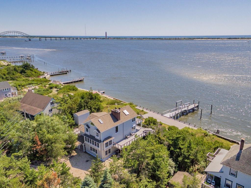 DESIRABLE LOCATION IN OAK BEACH ASSOCIATION New York Luxury Homes