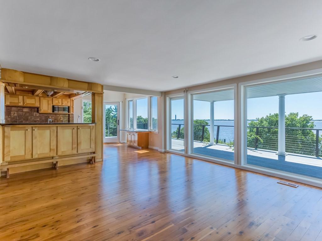 DESIRABLE LOCATION IN OAK BEACH ASSOCIATION New York Luxury Homes