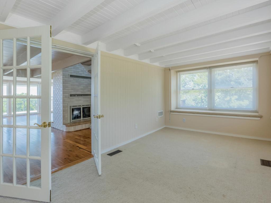 DESIRABLE LOCATION IN OAK BEACH ASSOCIATION New York Luxury Homes