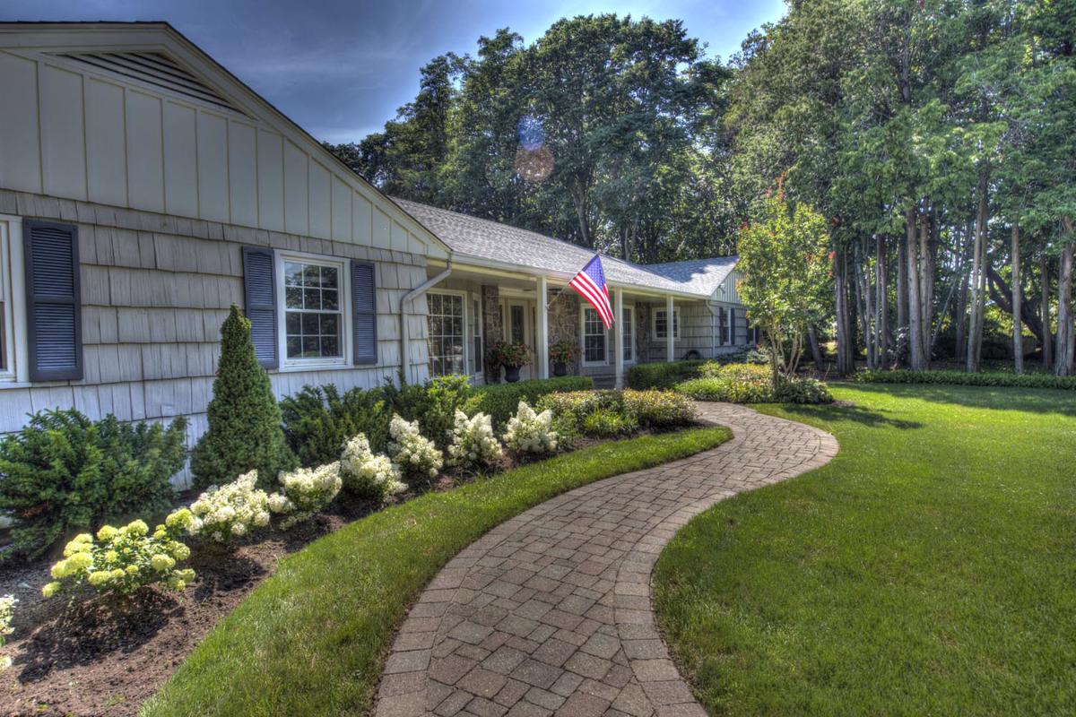 SPRAWLING RANCH ON 0.97 ACRES New York Luxury Homes Mansions For