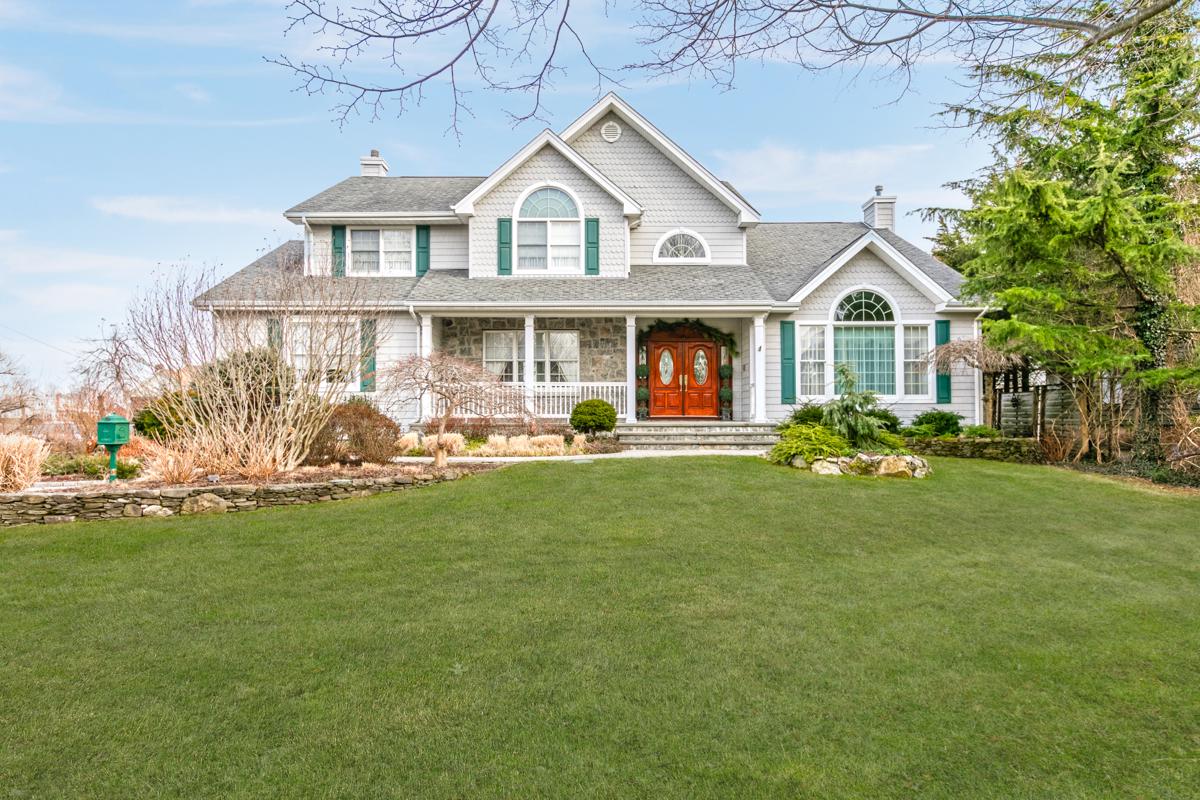 PRISTINE WATERFRONT VICTORIAN COLONIAL New York Luxury Homes