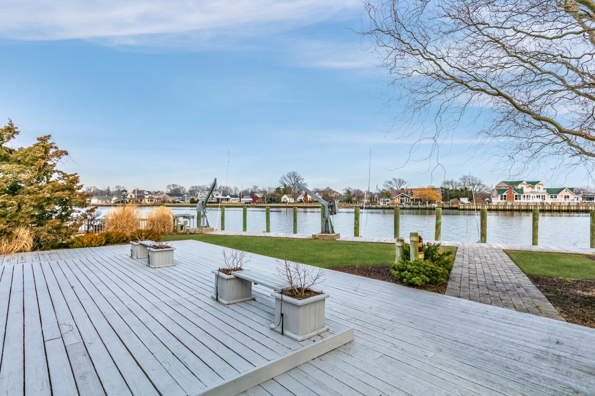 PRISTINE WATERFRONT VICTORIAN COLONIAL New York Luxury Homes