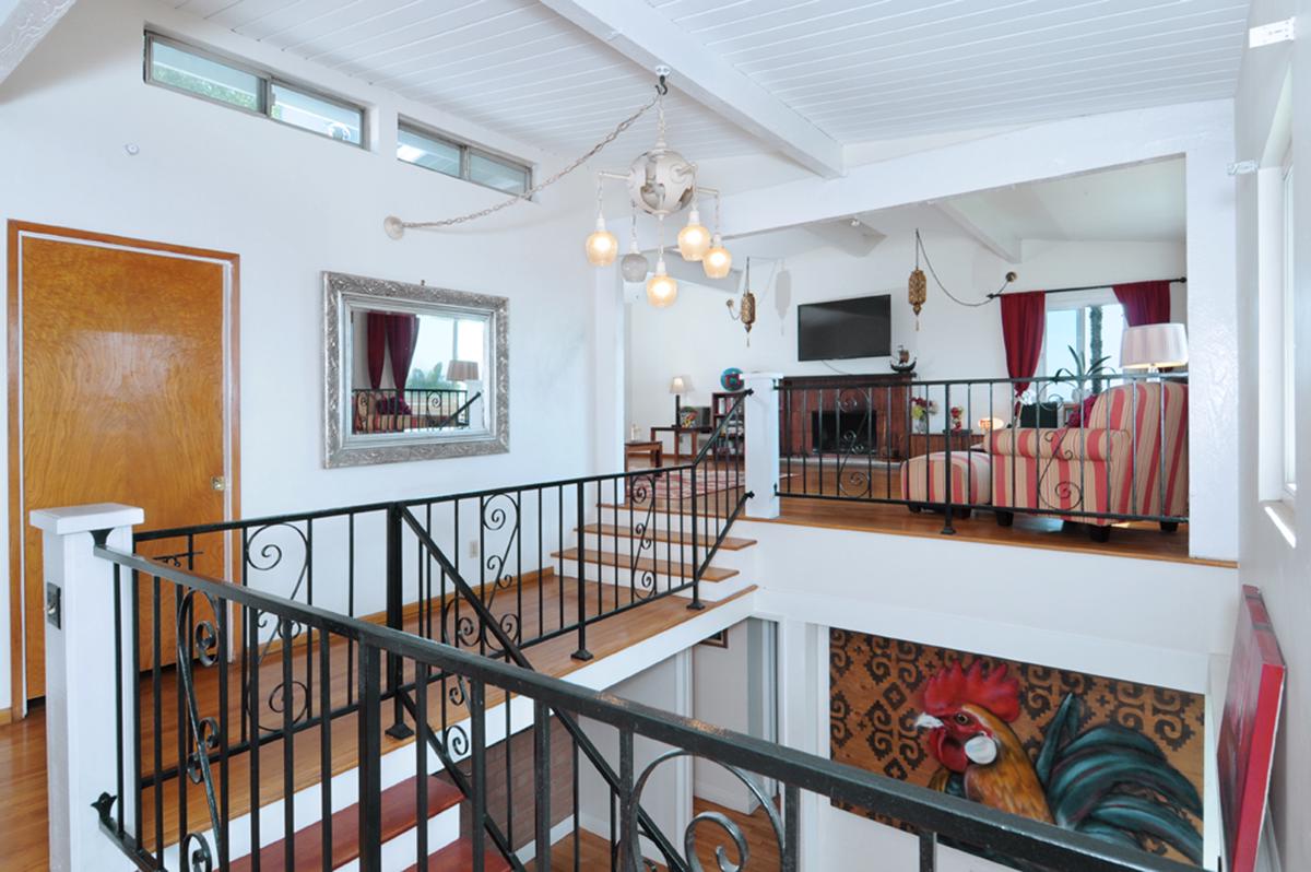 THIS INSPIRATIONAL MIDCENTURY HOME BOAST SPECTACULAR PANORAMIC VIEWS