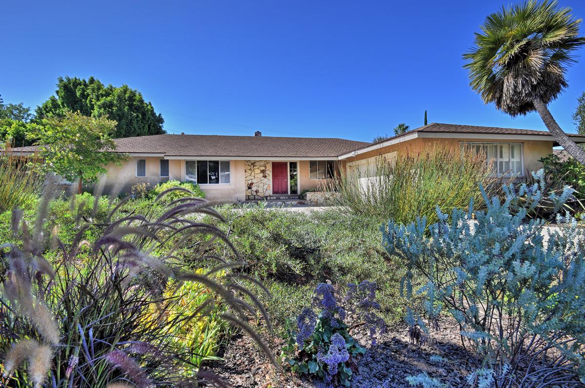 AMAZING OPPORTUNITY TO LIVE IN A HIGHLY SOUGHTAFTER NEIGHBORHOOD OF