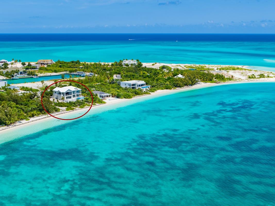 SUNRISE VILLA - BEACHFRONT EMERALD POINT