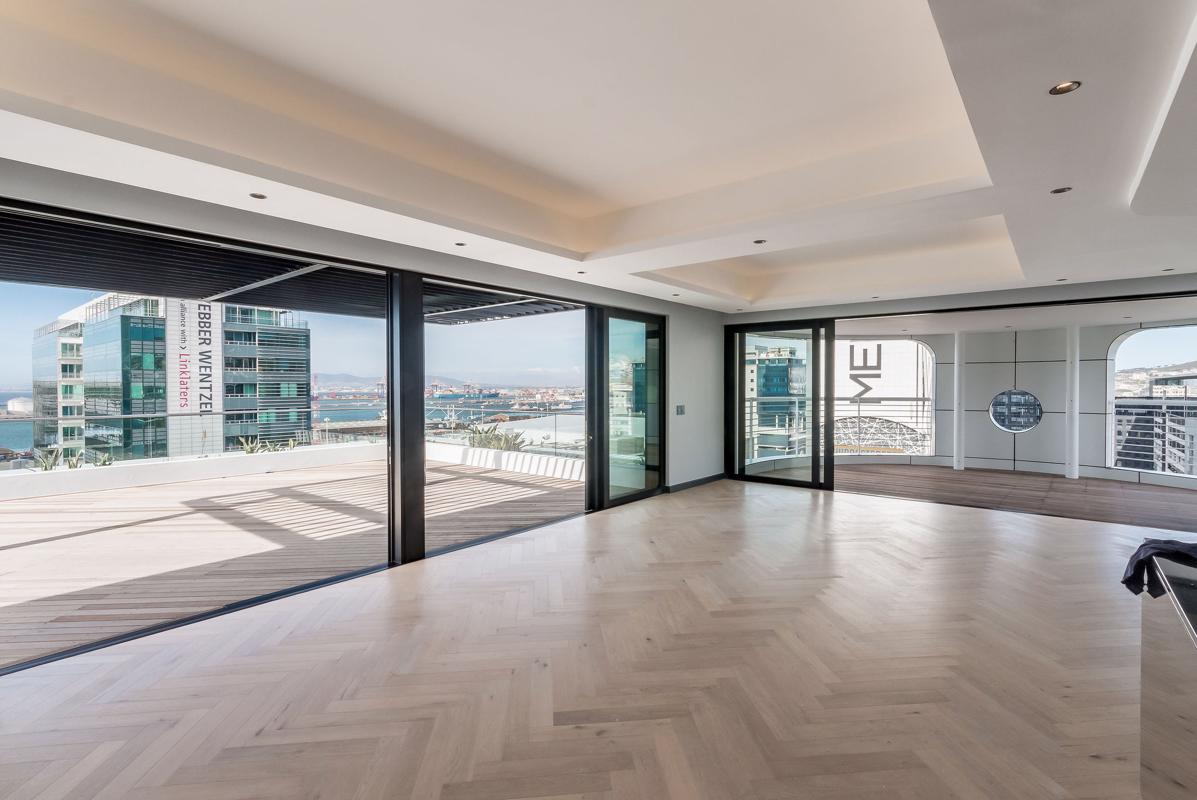 Luxury real estate 华美角顶层公寓