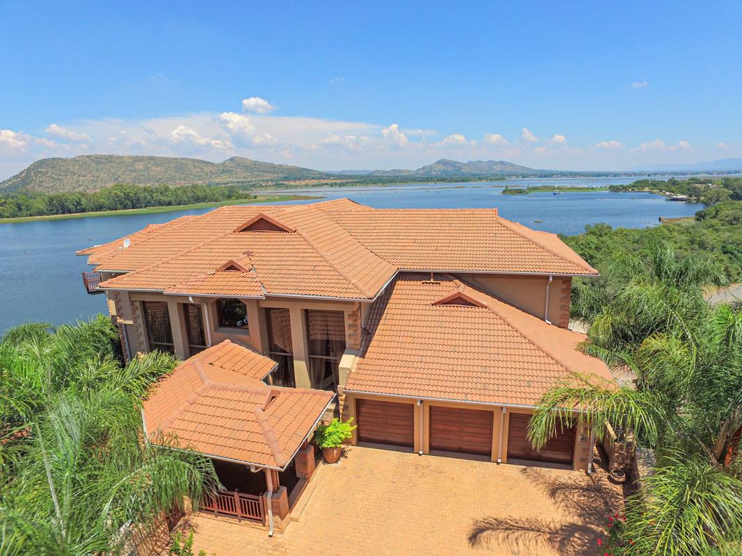 SIX BEDROOM MANSION IN BIRDWOOD COUNTRY ESTATE South Africa Luxury