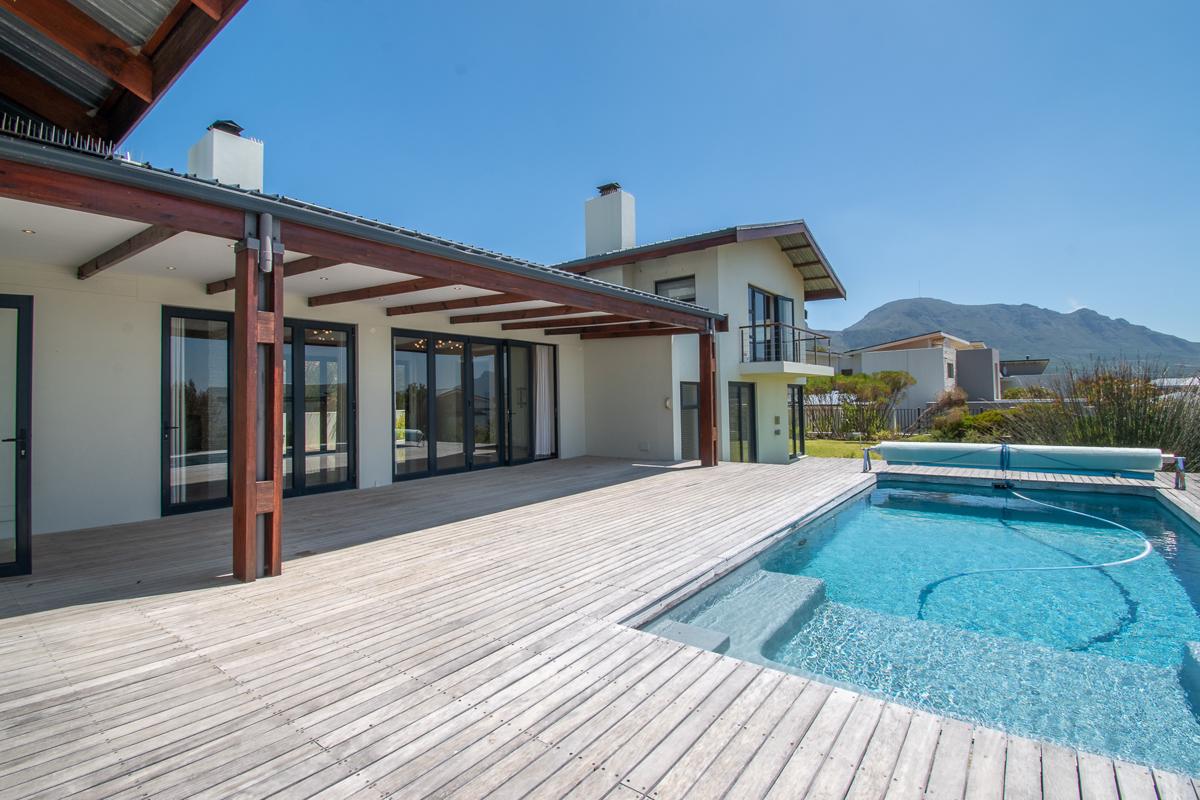 STYLISH CAPE TOWNHOME