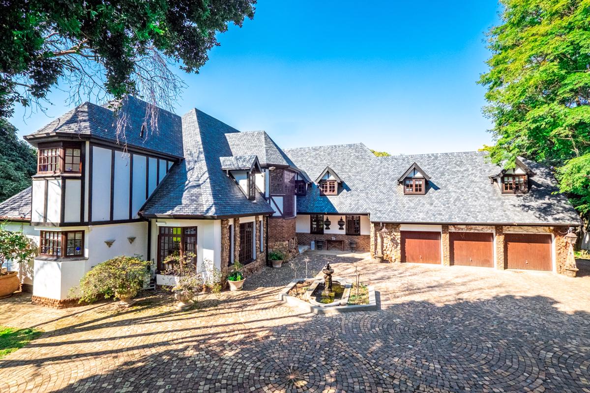 GRACEFUL ENGLISH TUDOR ON ONE HECTARE