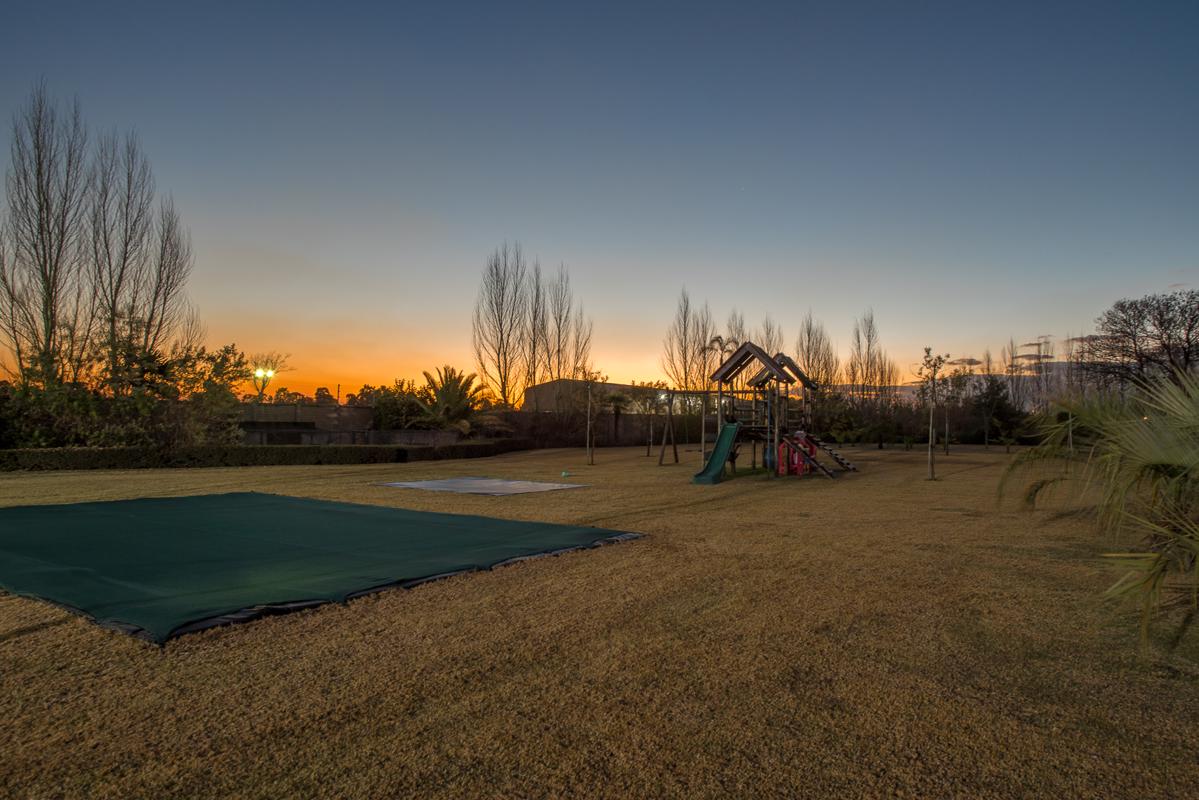 Luxury real estate 西弗恩河上精美现代家具之梦