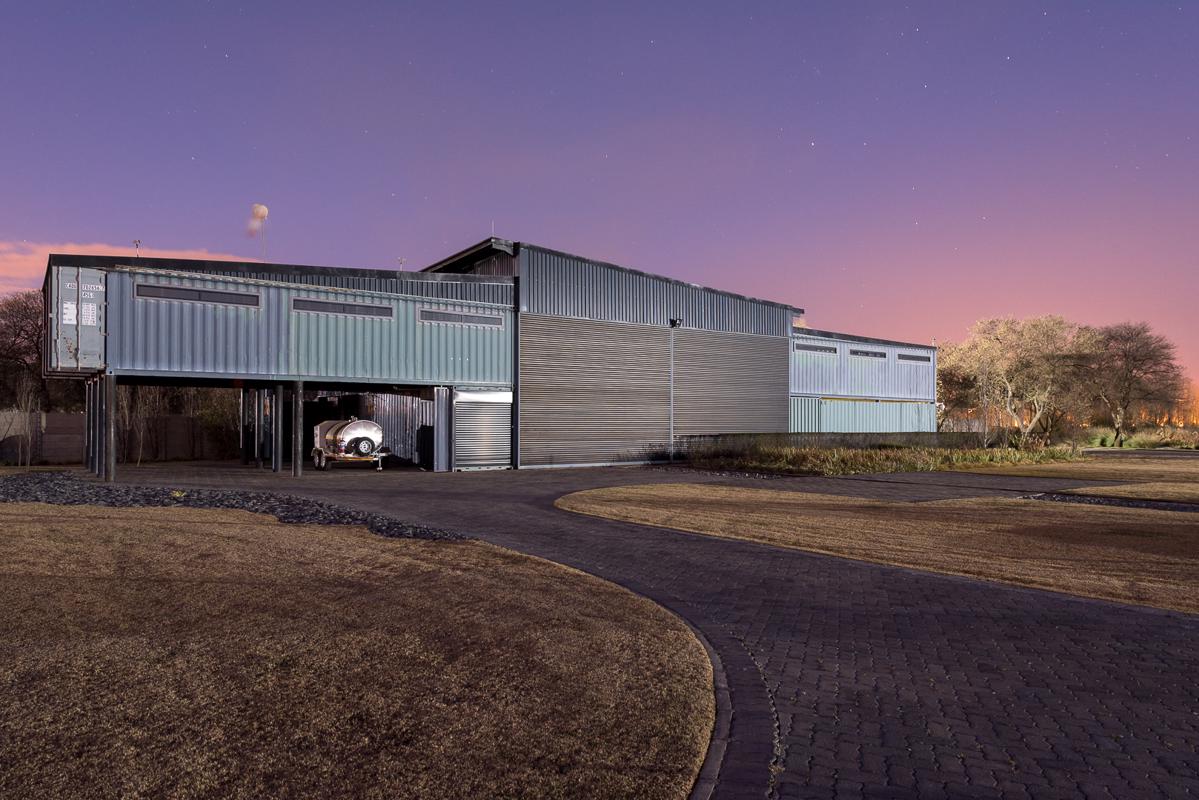 Luxury properties 西弗恩河上精美现代家具之梦