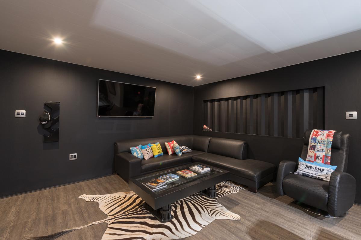 西弗恩河上精美现代家具之梦 mansions