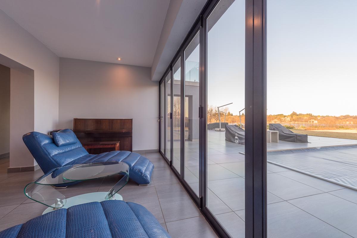 Luxury real estate 西弗恩河上精美现代家具之梦