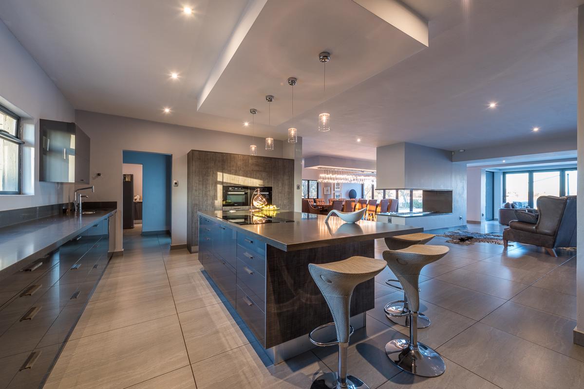 Luxury properties 西弗恩河上精美现代家具之梦