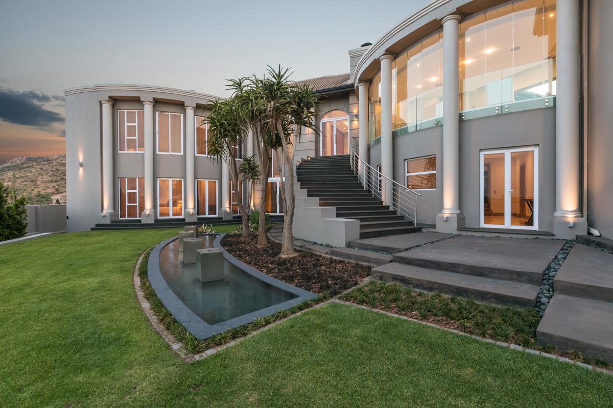 SECLUDED SOPHISTICATION AT THE HEART OF FEATHERBROOKE ESTATE
