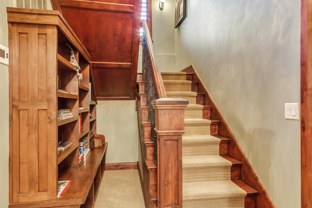 Luxury real estate 旧城后院最好的上主干道