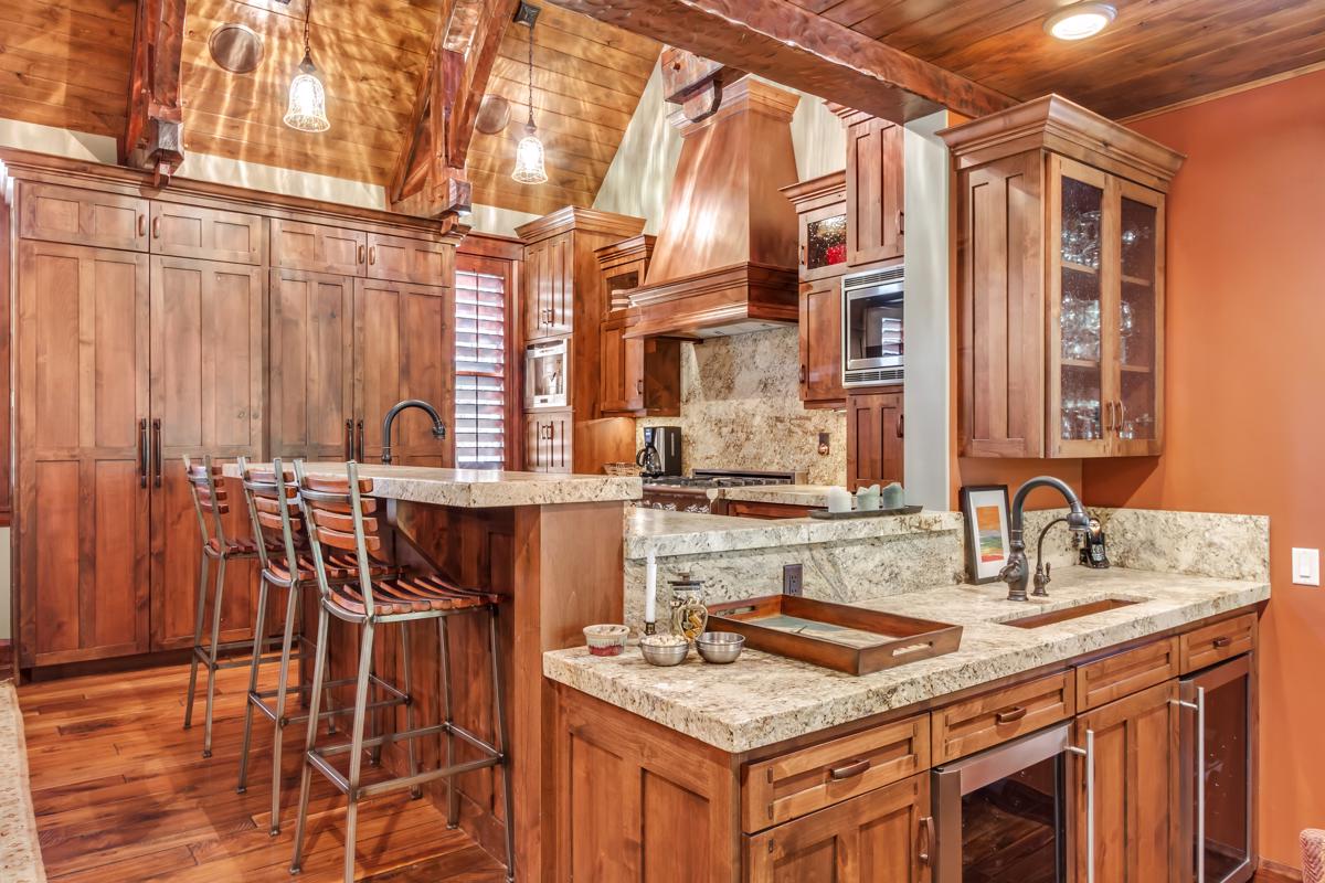 Luxury real estate 旧城后院最好的上主干道