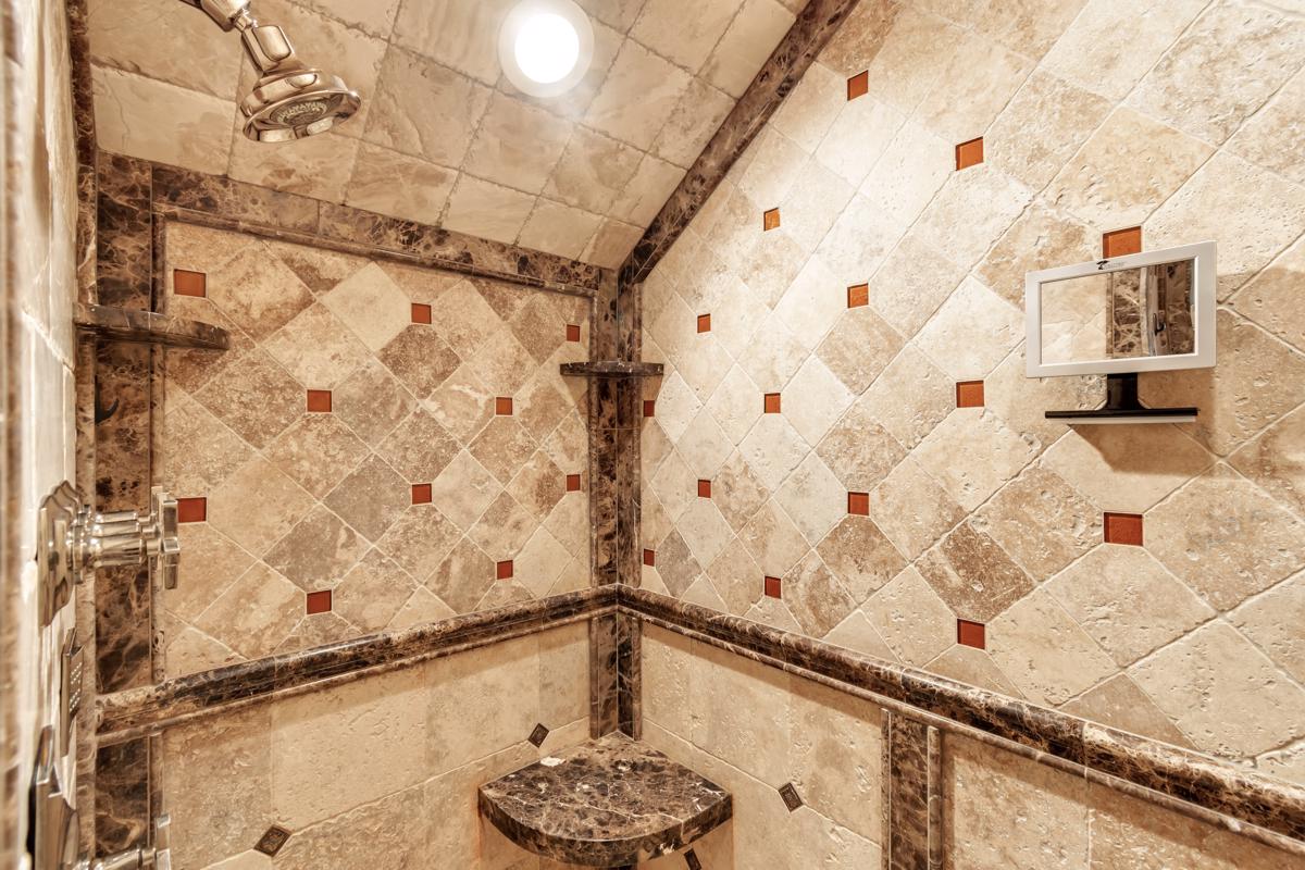 Luxury homes 旧城后院最好的上主干道