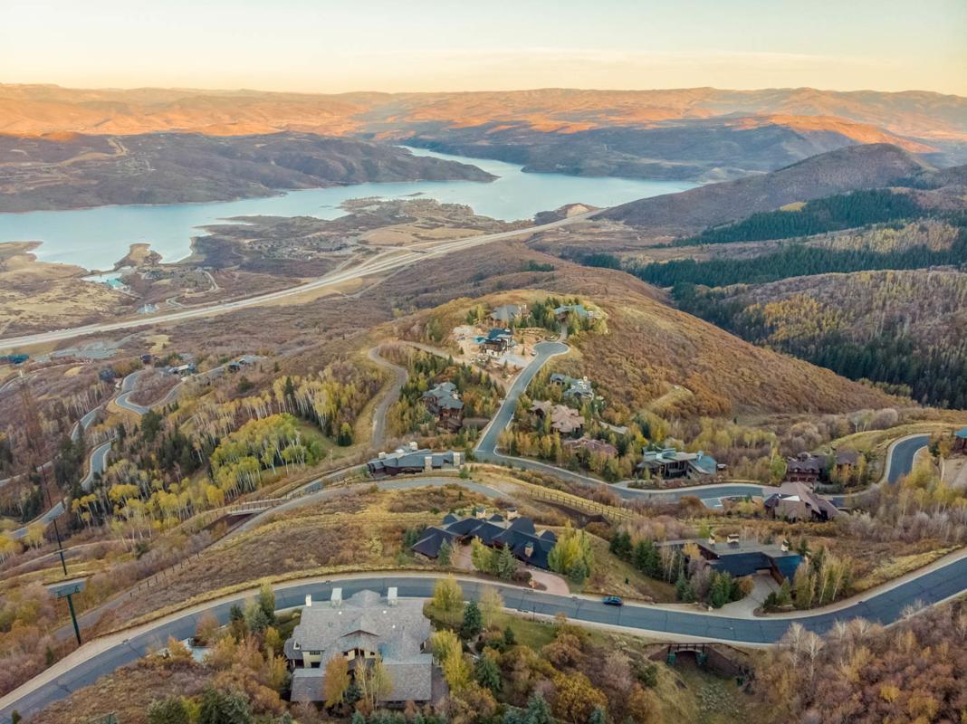DRAMATIC JORDANELLE RESERVOIR AND DEER VALLEY VIEWS SKI INSKI OUT