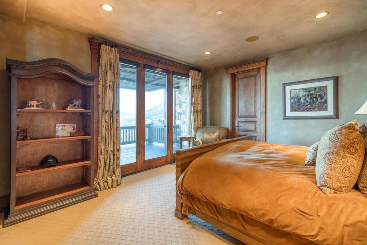 DRAMATIC JORDANELLE RESERVOIR AND DEER VALLEY VIEWS SKI INSKI OUT