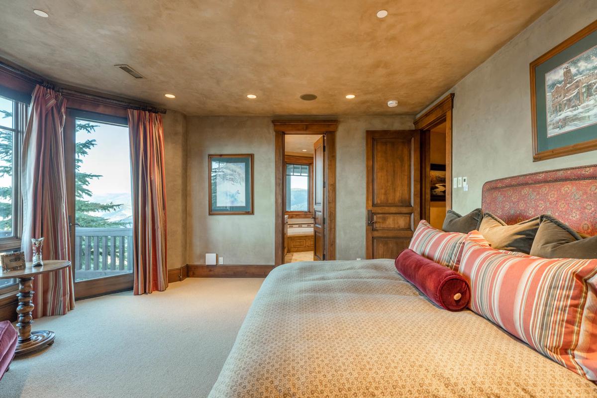 DRAMATIC JORDANELLE RESERVOIR AND DEER VALLEY VIEWS SKI INSKI OUT