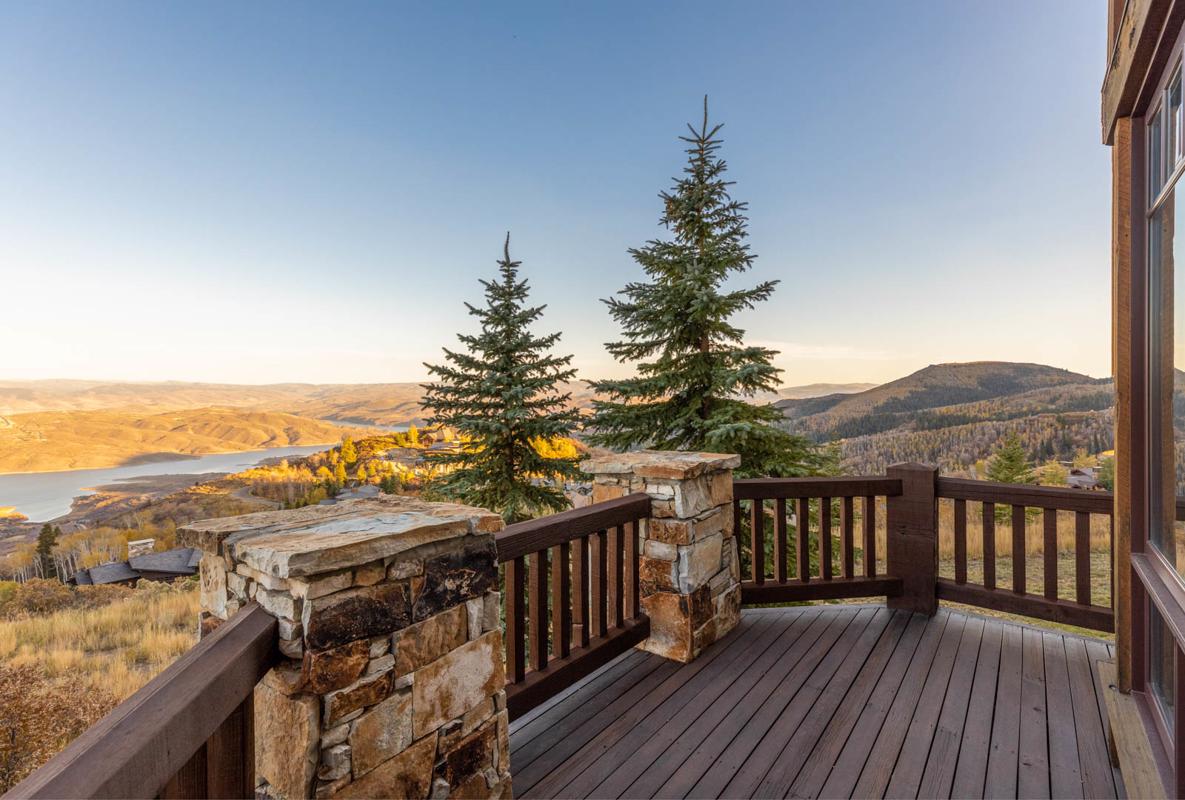 DRAMATIC JORDANELLE RESERVOIR AND DEER VALLEY VIEWS SKI INSKI OUT