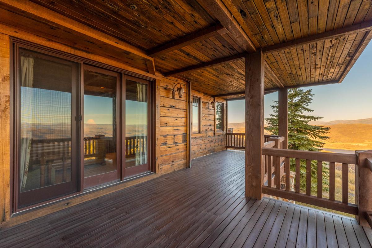 DRAMATIC JORDANELLE RESERVOIR AND DEER VALLEY VIEWS SKI INSKI OUT