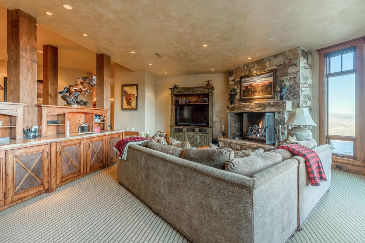 DRAMATIC JORDANELLE RESERVOIR AND DEER VALLEY VIEWS SKI INSKI OUT