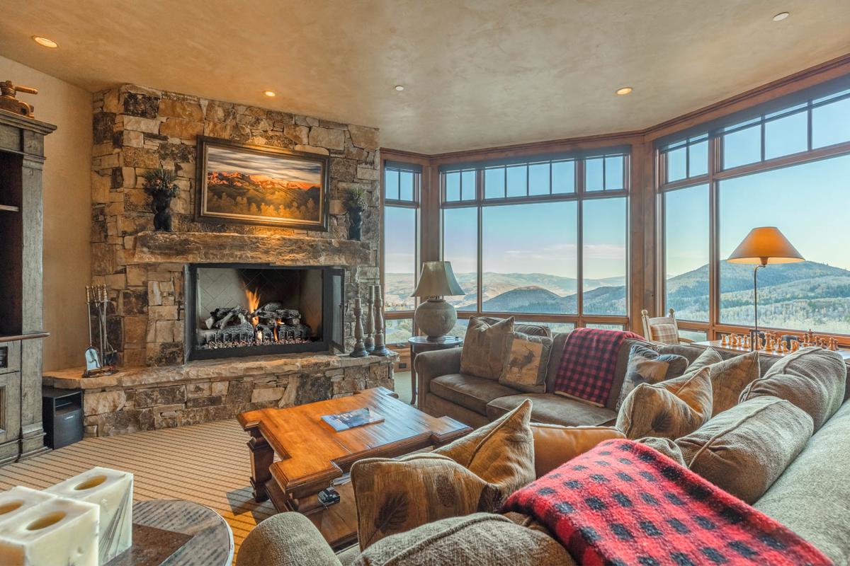 DRAMATIC JORDANELLE RESERVOIR AND DEER VALLEY VIEWS SKI INSKI OUT