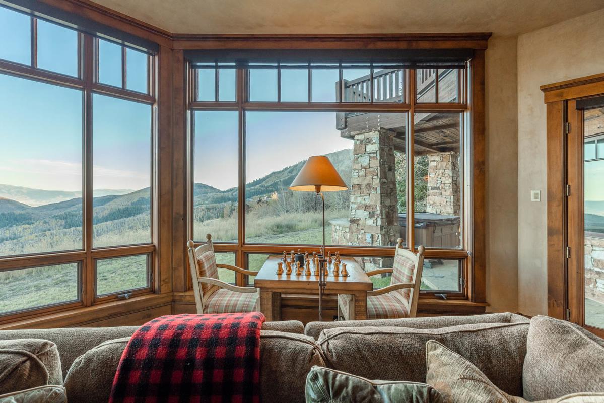 DRAMATIC JORDANELLE RESERVOIR AND DEER VALLEY VIEWS SKI INSKI OUT