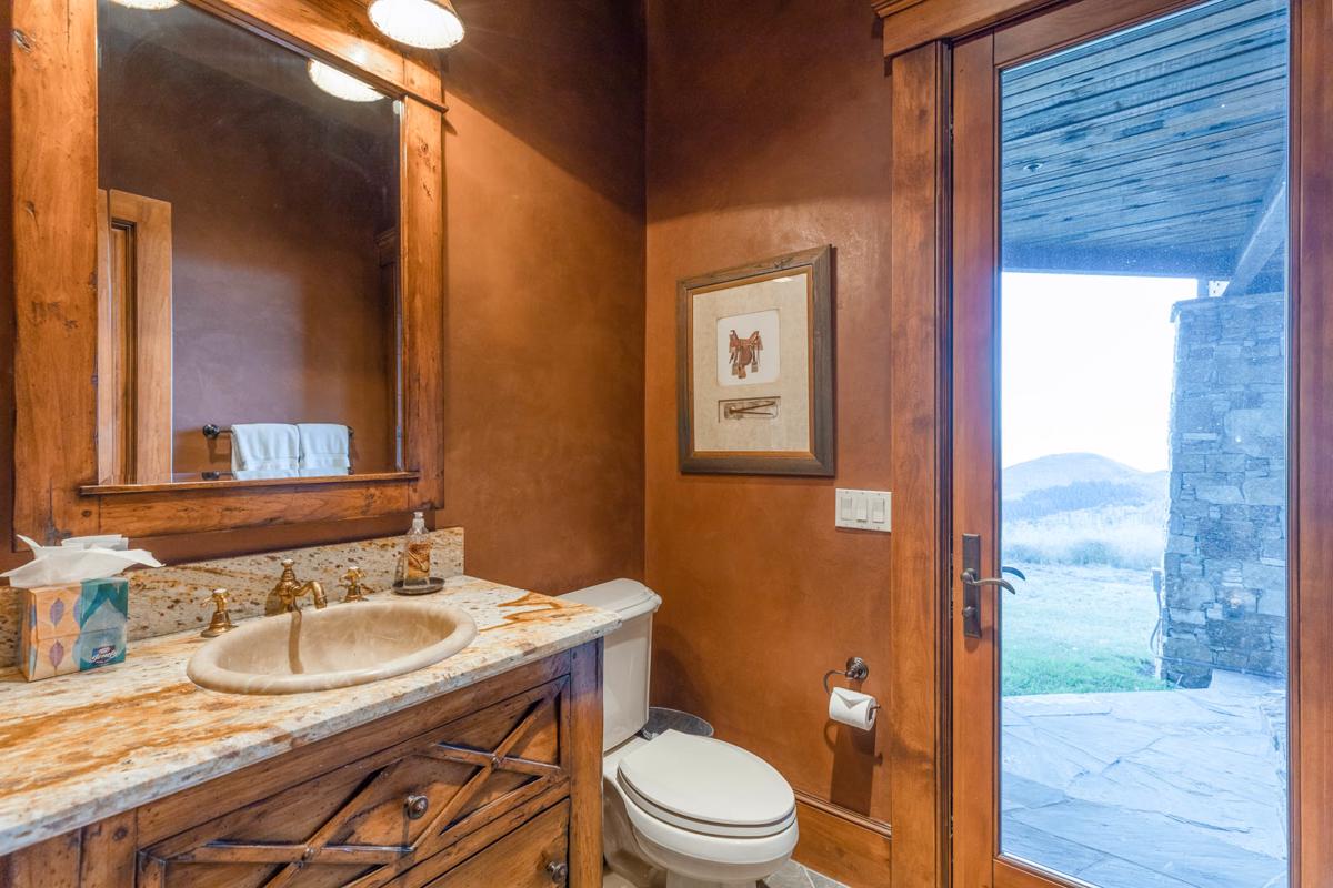 DRAMATIC JORDANELLE RESERVOIR AND DEER VALLEY VIEWS SKI INSKI OUT