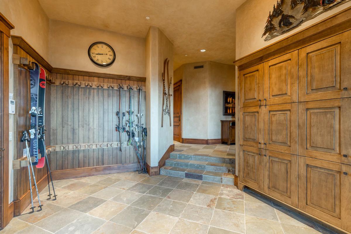 DRAMATIC JORDANELLE RESERVOIR AND DEER VALLEY VIEWS SKI INSKI OUT