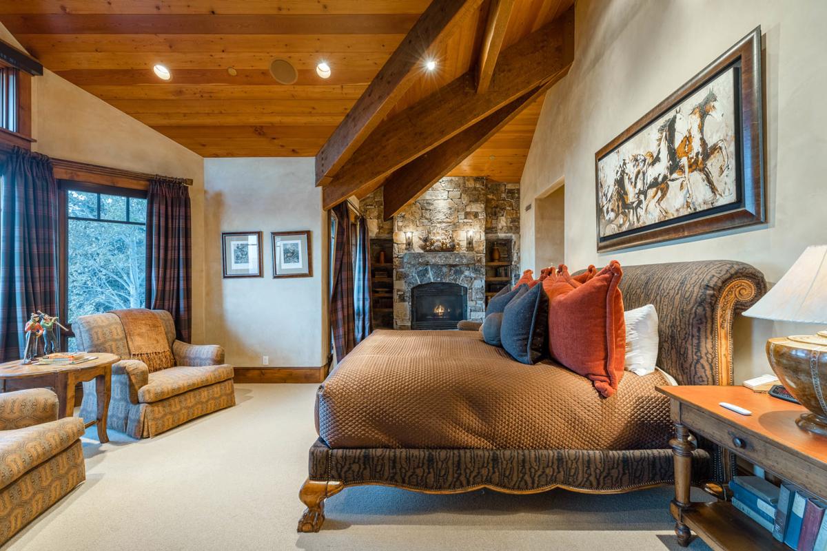 DRAMATIC JORDANELLE RESERVOIR AND DEER VALLEY VIEWS SKI INSKI OUT