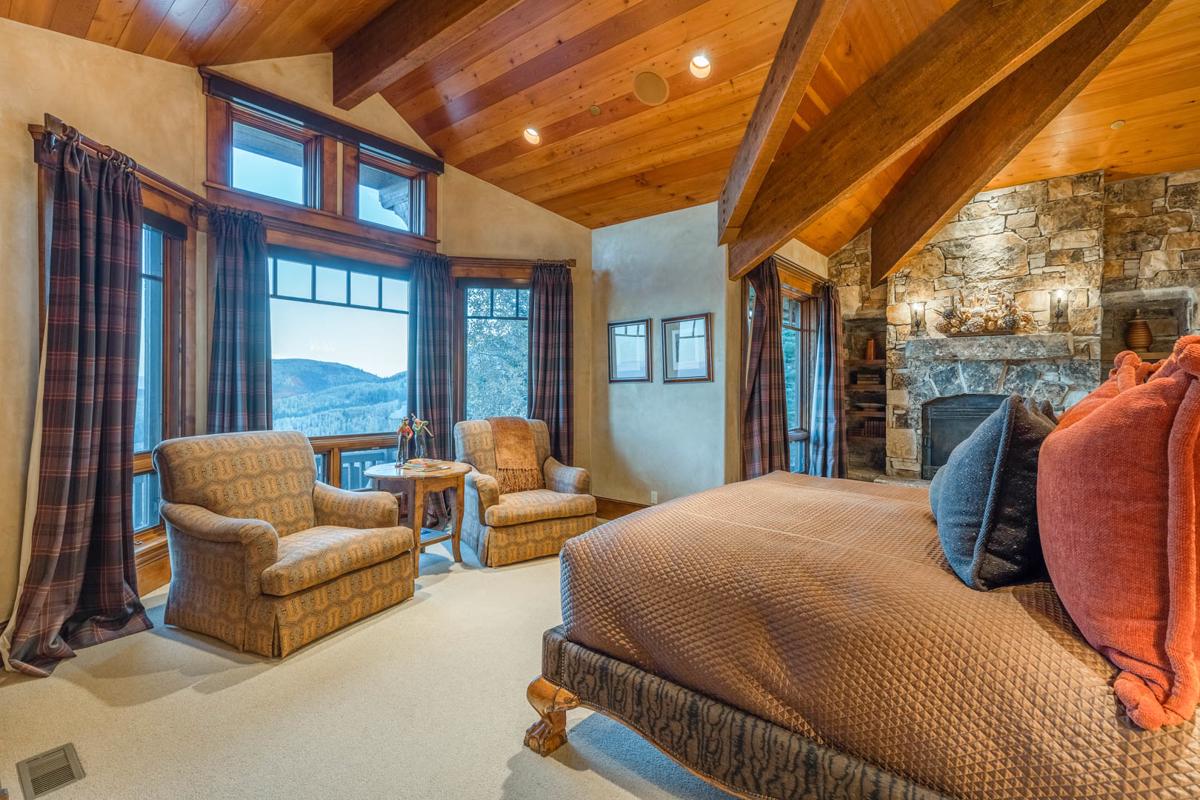 DRAMATIC JORDANELLE RESERVOIR AND DEER VALLEY VIEWS SKI INSKI OUT